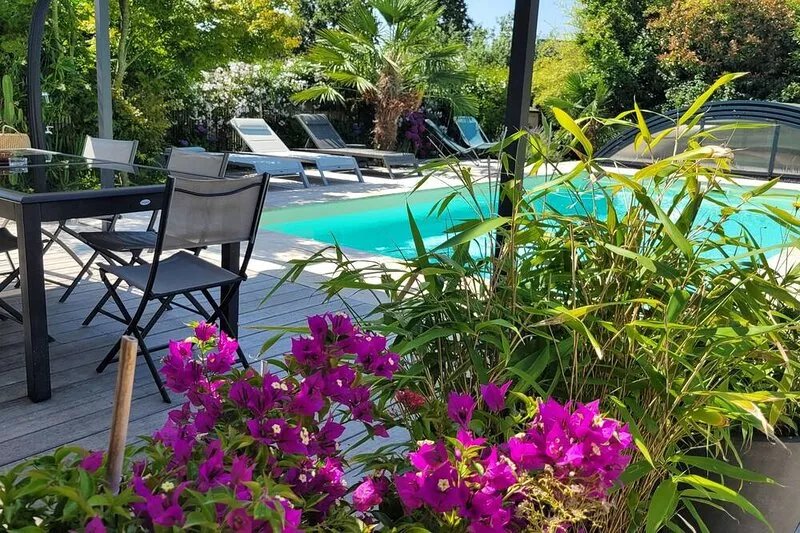 300m from beach/heated pool from April.