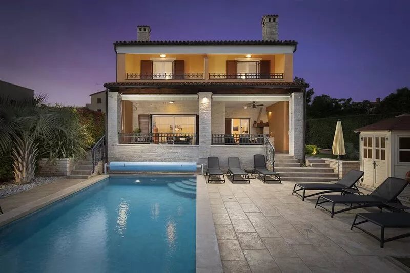 Luxury villa with heated pool by the sea in a quiet area