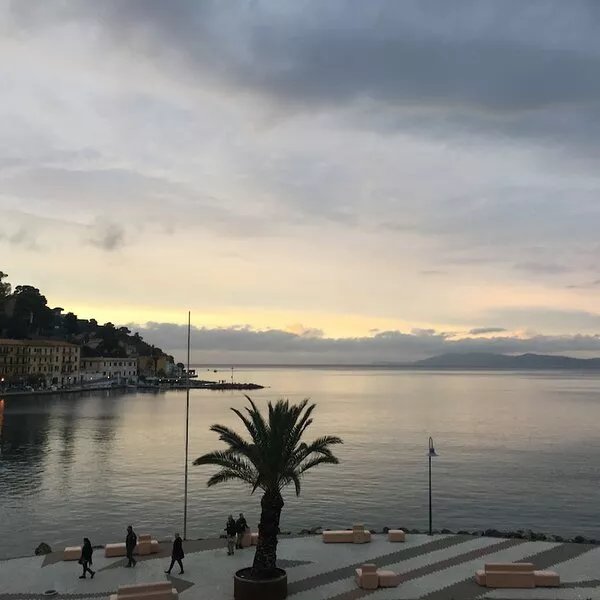A balcony overlooking the blue sea of the Argentario, with unlimited Giga Tim