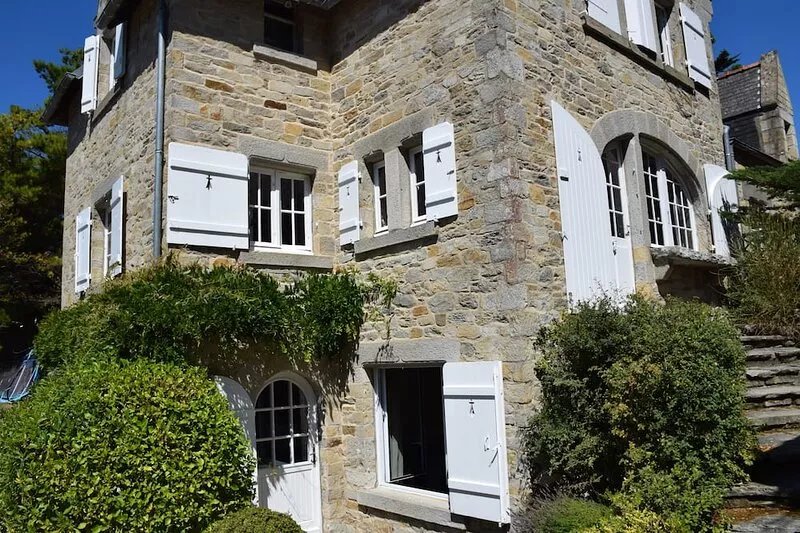 Restored stone villa, 7 bedrooms immediate access to the large beach
