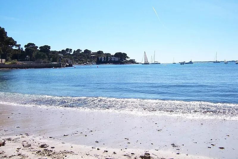 ANTIBES Ground floor 3 * quiet house in the heart of the city