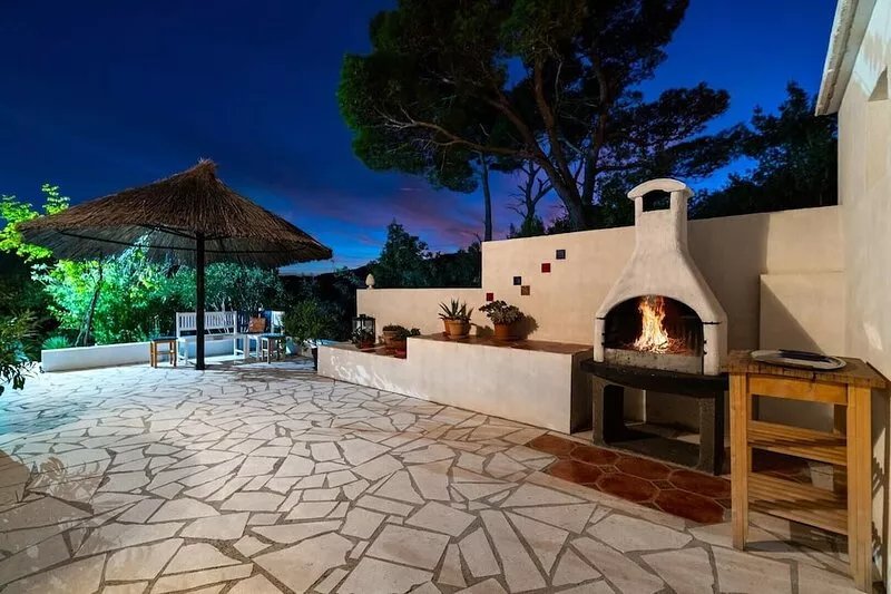 The Captain's House 6 km from a sandy beach with heated pool and sea views