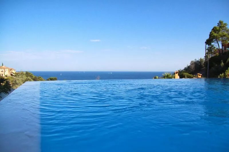 Close to Cannes, quiet, swimming pool with water horizon, unrestricted view of