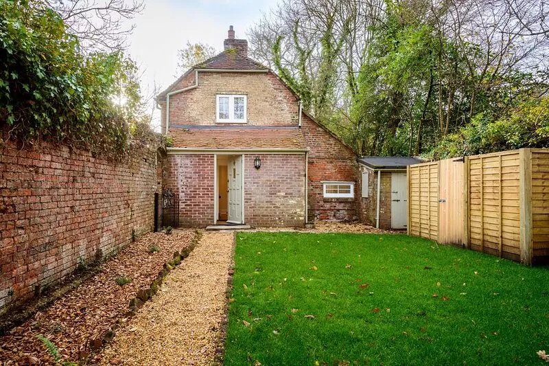 Charming New Forest Cottage. Sleeps 4. Minutes from the New Forest and ocean