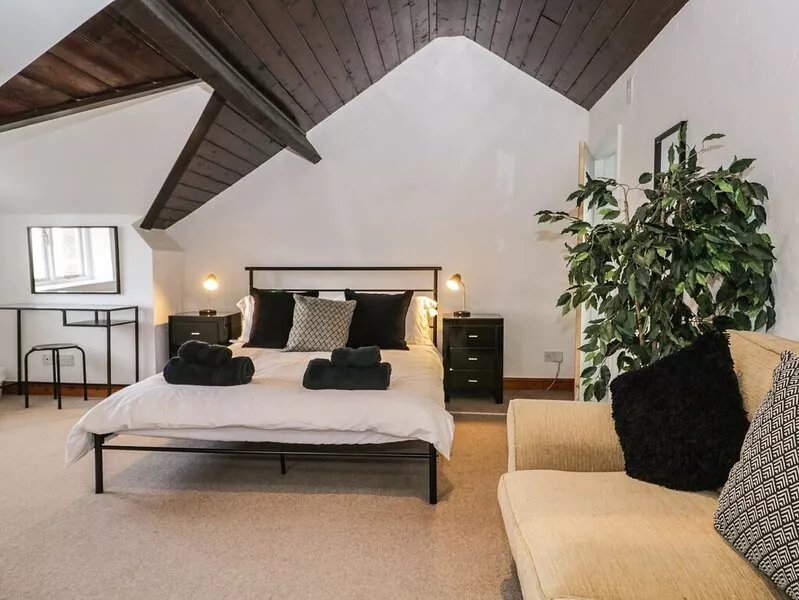 KIRKBY HOUSE, pet friendly, with open fire in Kirkby Lonsdale