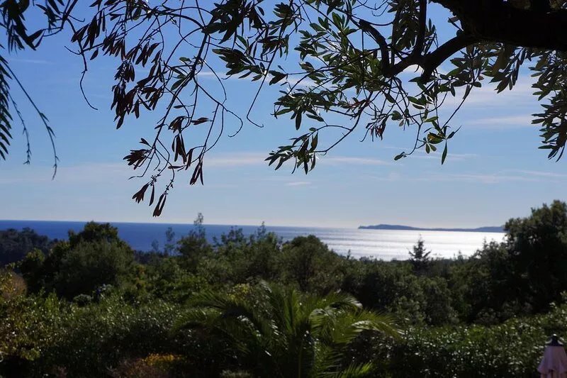 Villa with sea view and heated pool on the peninsula of St. Tropez