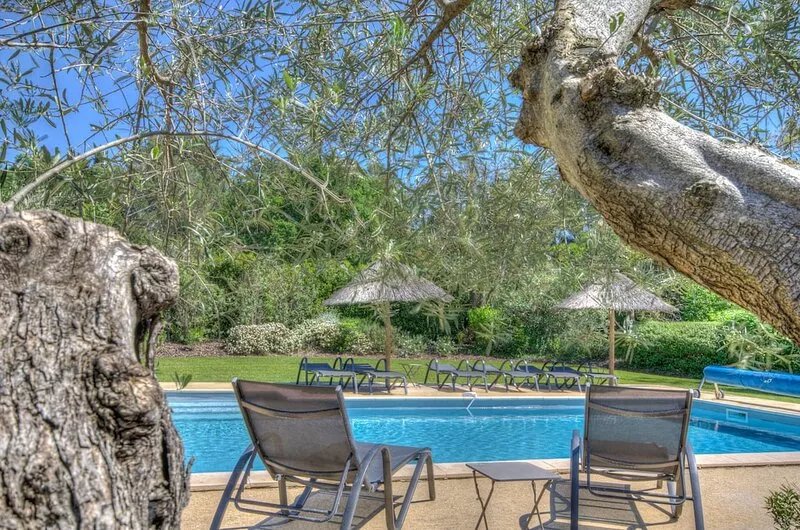 Splendid Provencal Villa with Air-Conditoning, Heated Pool and Outside kitchen