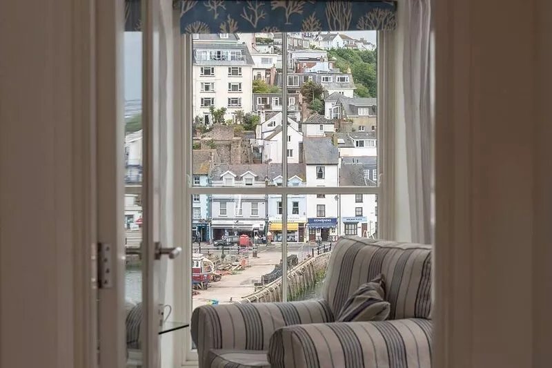 Midships - sleeps 4 guests  in 2 bedrooms