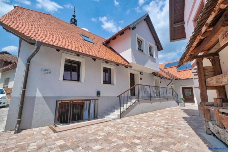 Auzlak Hisa, Apartments.