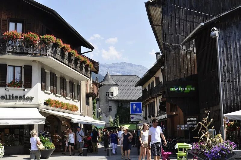 Holiday Apartment in Samoens Centre 60mܑ 2 bedrooms + bunk room Wi-Fi TV & DVD