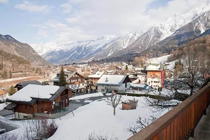 Ski In Ski Out | Sleeps 10 | Superb Location | Budget | Groups Welcome