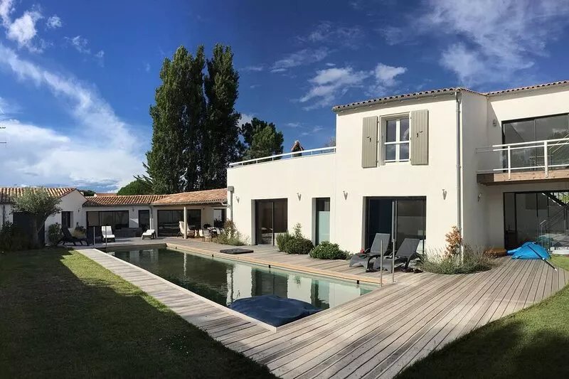 Spacious contemporary villa, bright and quiet, for large families