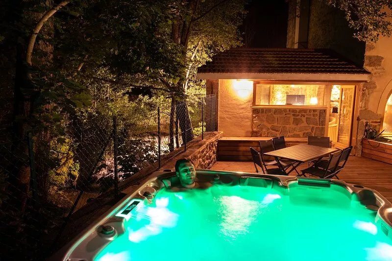Le moulin au bord de la cascade - JACUZZI - SWIMMING POOL 1 hour from Lyon
