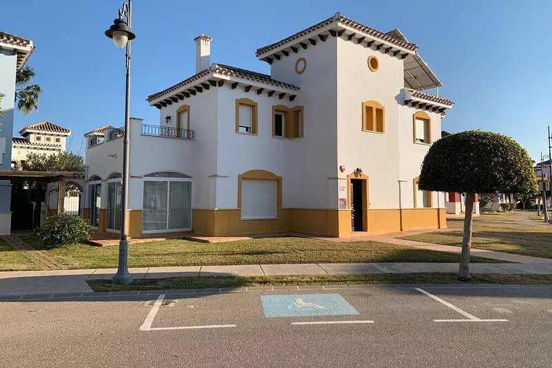 5 bed 4 bathrom with private pool and large outdoor garden