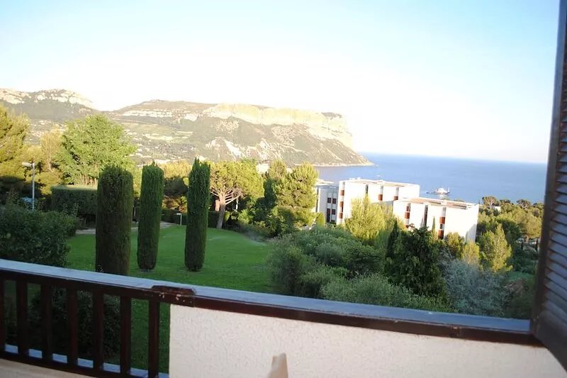 Magnificent views of the Cape Canail in quiet residence with tennis and