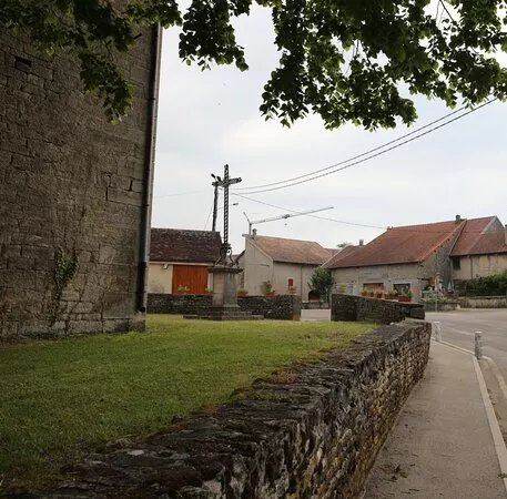 Croix en fer forge a La Marre
