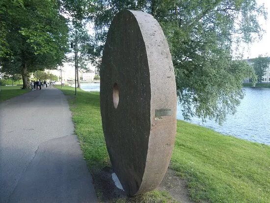 Statyn ''Och solen har sin gang''