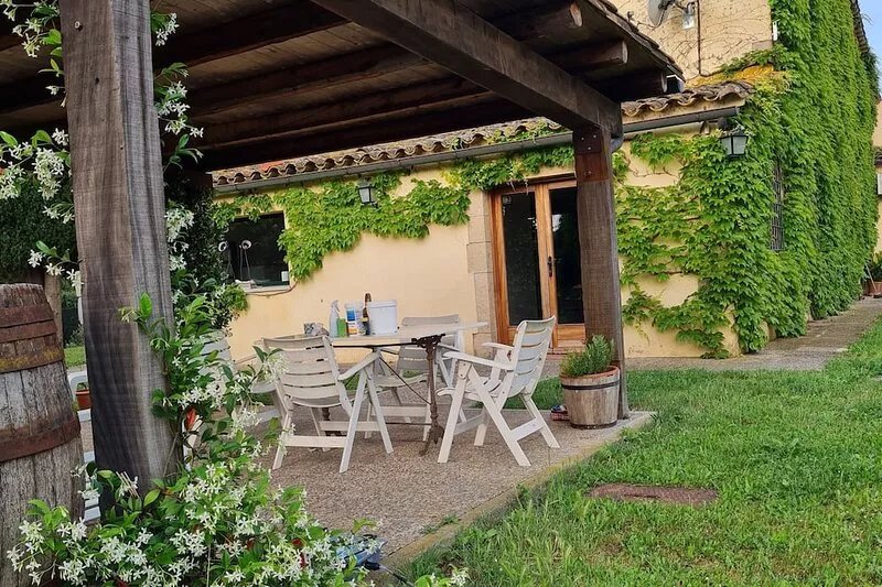 Rustic house surrounded by forests and crops, ideal for relaxing vacations.