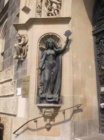 Skulpturen "Wahrheit und Gerechtigkeit"