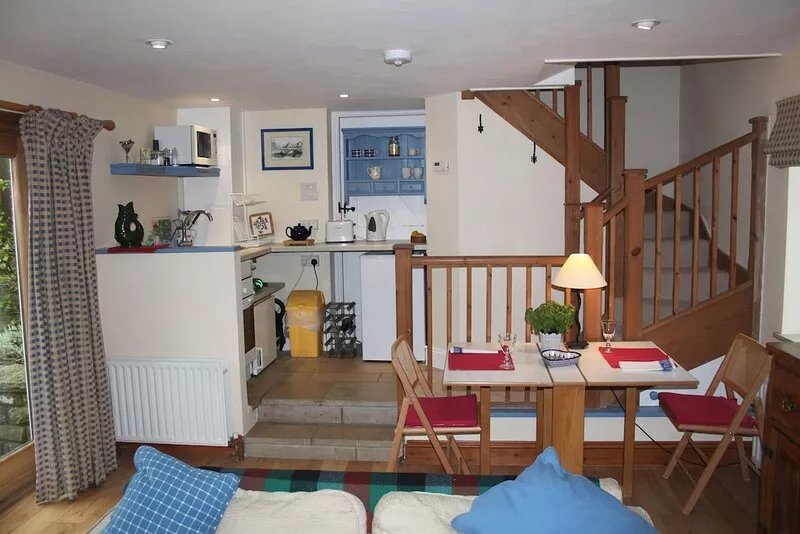 The Lookout - panoramic views; log fire; ONE-dog-friendly, NOT 2, local beaches.