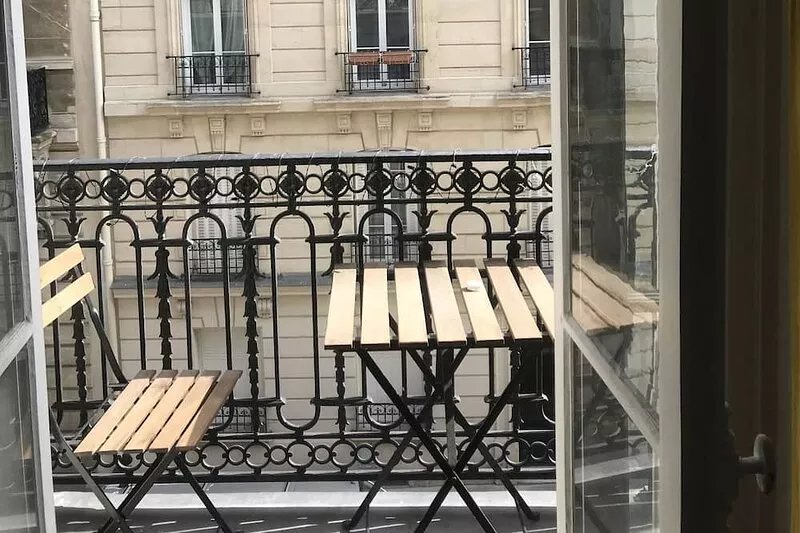 Large family 3 rooms apartment (60m2), next to metro Convention