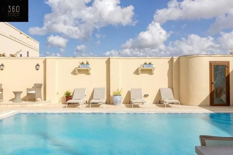 A LUX VILLA with amazing BBQ, Pool Area & WIFI
