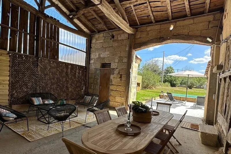 Charming house with pool on the Bordeaux wines route