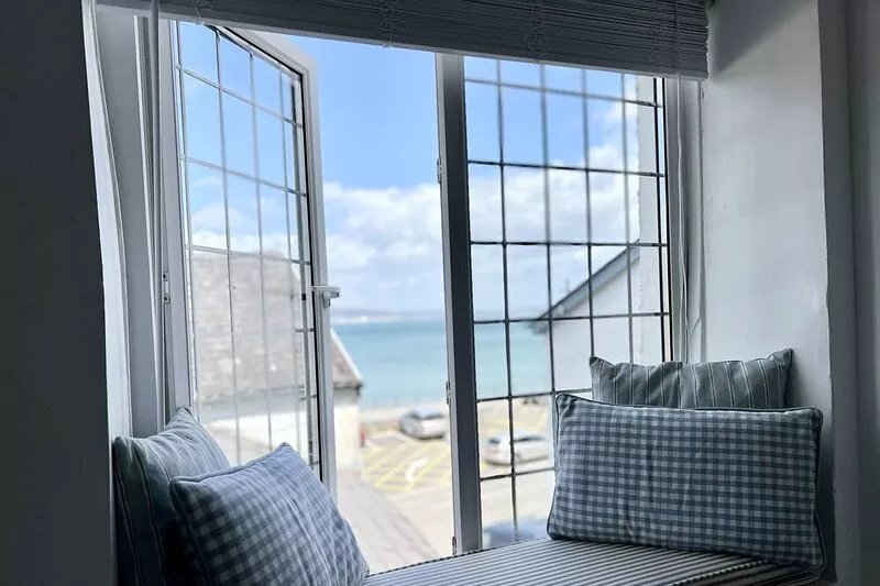 Cosy cottage in the heart of Mumbles, sleeps two with sea view