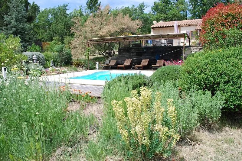 COUNTRY HOUSE AT THE FOOT OF THE LUBERON