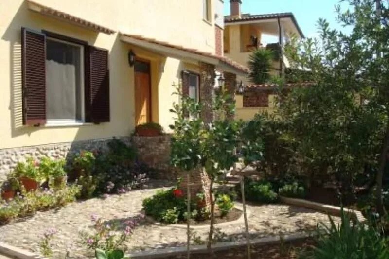 BEACH HOUSE WITH GARDEN NEAR ROME