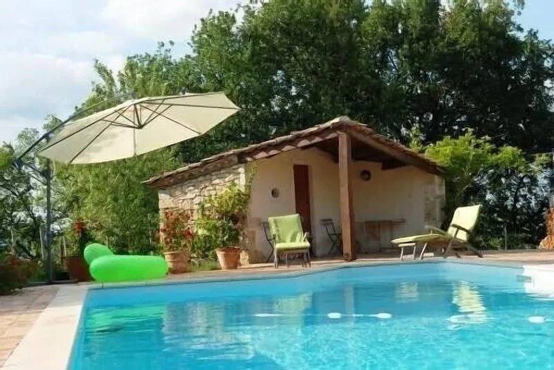 Adorable guest apartment at the pool