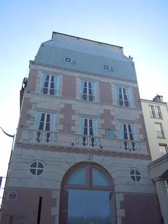 Fresque Femme au Balcon