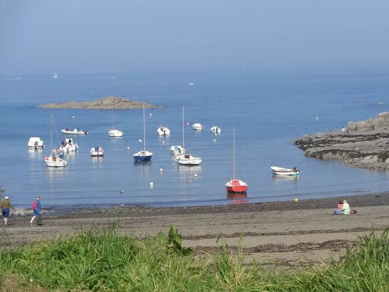 Bright, family-friendly house, close to beaches and shops