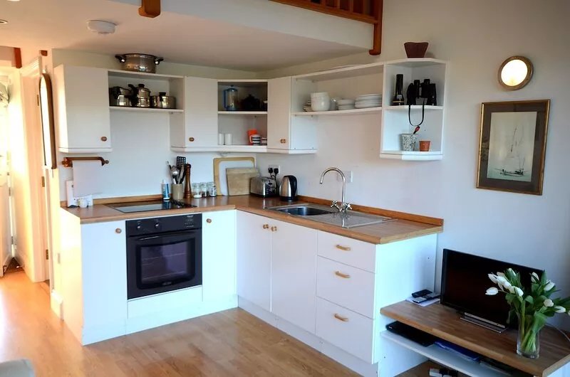 Cosy studio flat with lovely waterside views, near beach in Bantham, South Devon