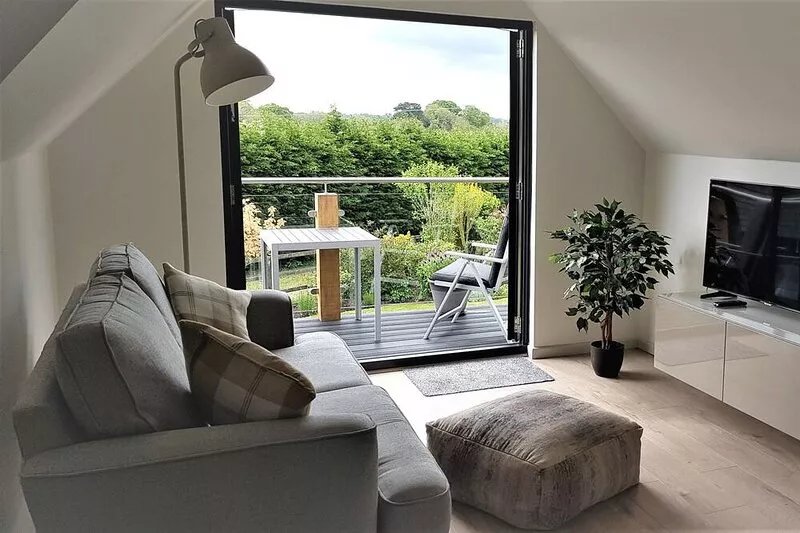 Beautifully presented self-contained one bedroom apartment