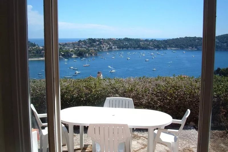 Splendid panoramic sea view. Garden with trees. 600 meters from the beach.