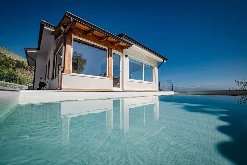 Villa with pool, 3 km's away from the sea, stunning 180° view on the sea