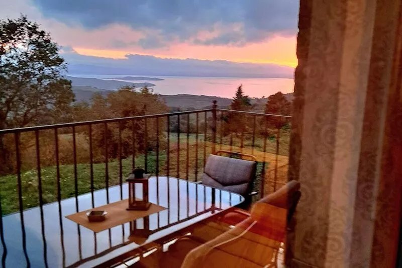 Vacation Home La Perla del Lago-All the comfort of your own home with a lake