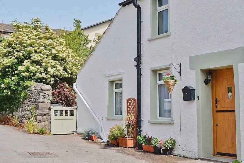 A fantastic holiday home with a multi-fuel burner, enclosed garden and pub over