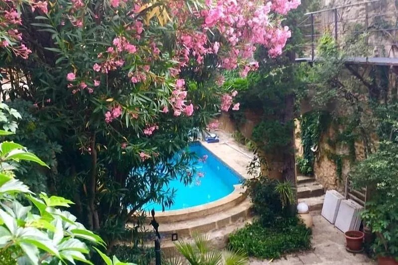 200 m2 artist's house in historic village 3km from Pont du Gard