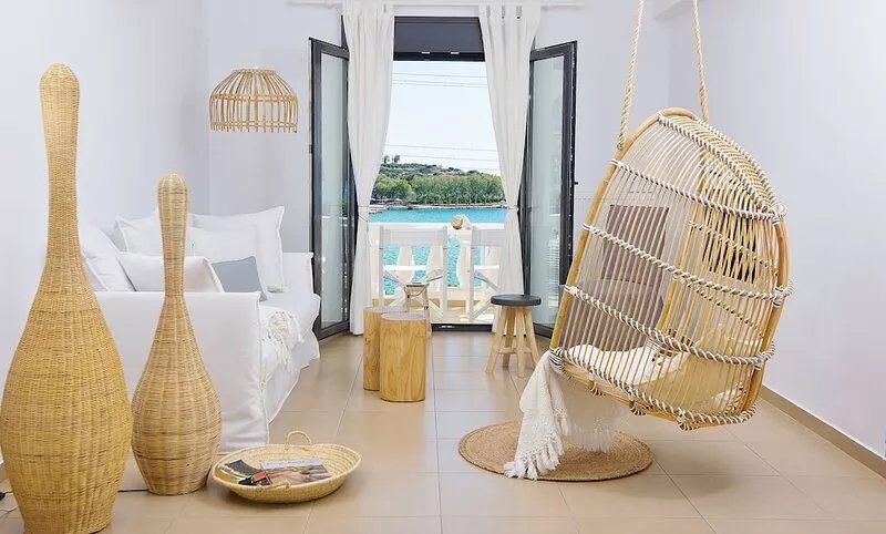 The White Splash. A seaside, ground floor, boho apartment with stunning views