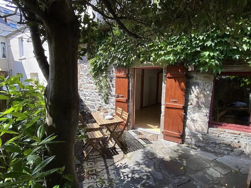 Renovated house / courtyard with trees / free parking / wifi