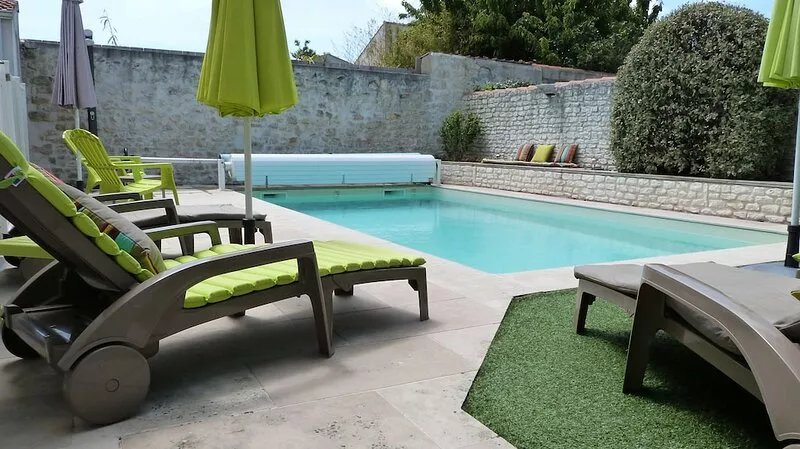 Typical and relaxing house with heated swimming pool near down town La Rochelle
