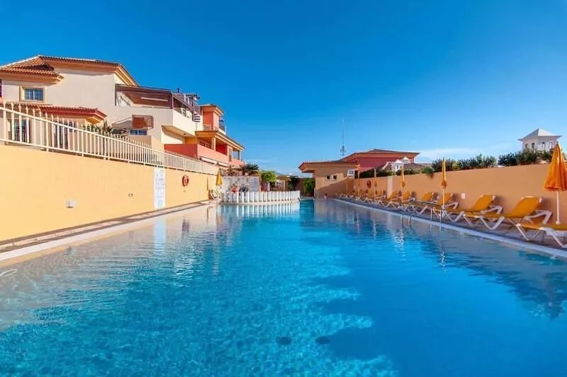 Spacious 3-bedroom penthouse with sea view in Terrazas del Duque