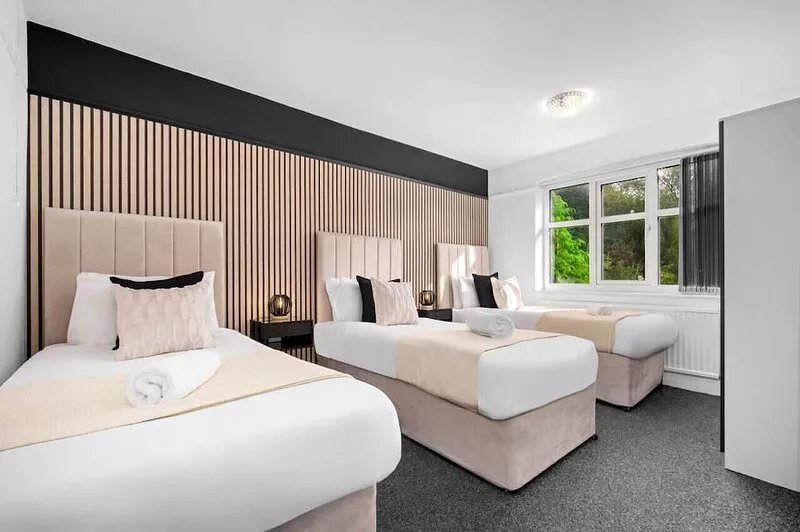 Spacious Five Bed House Near Airport -  Parking - Garden