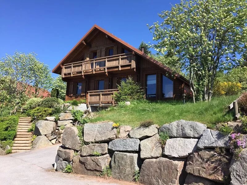 quiet chalet 8 people, 4 bedrooms, close to the slopes and the lake.