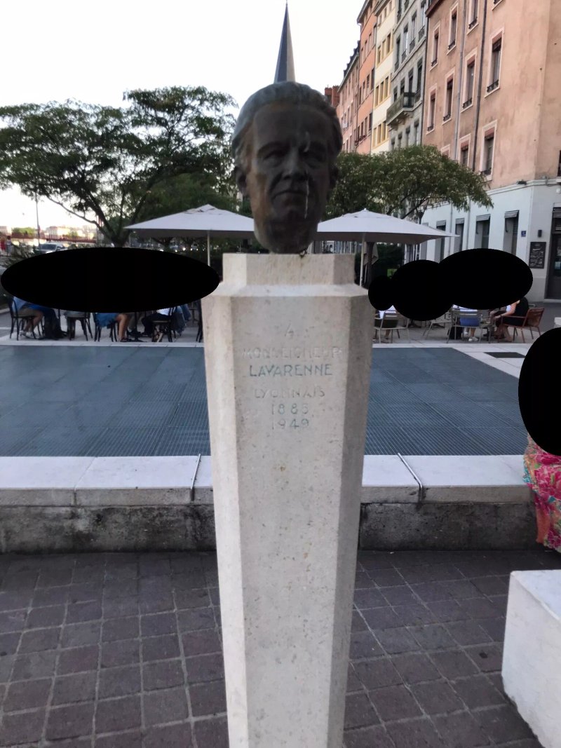 Statue Monseigneur Lavarenne