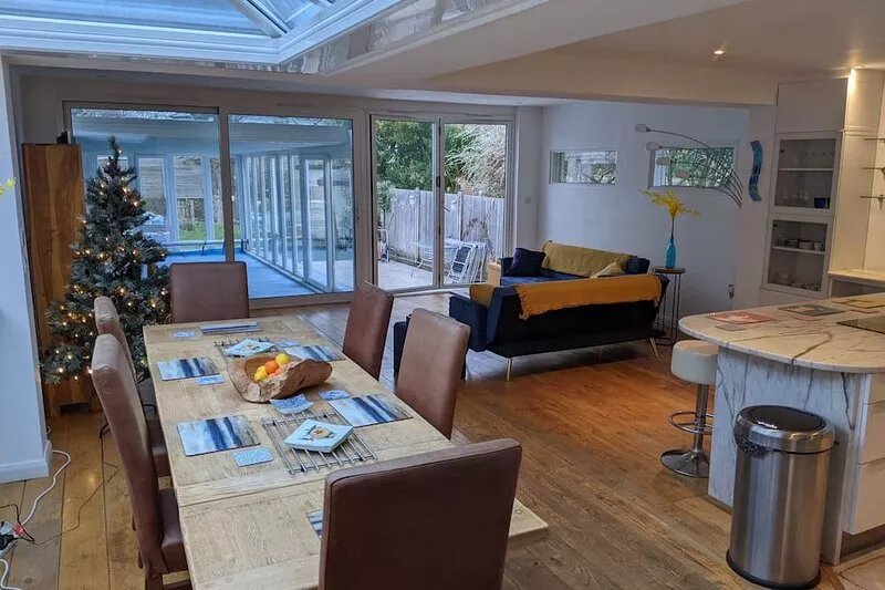 River House with Heated Pool (Apr-Sep), Parking & Garden