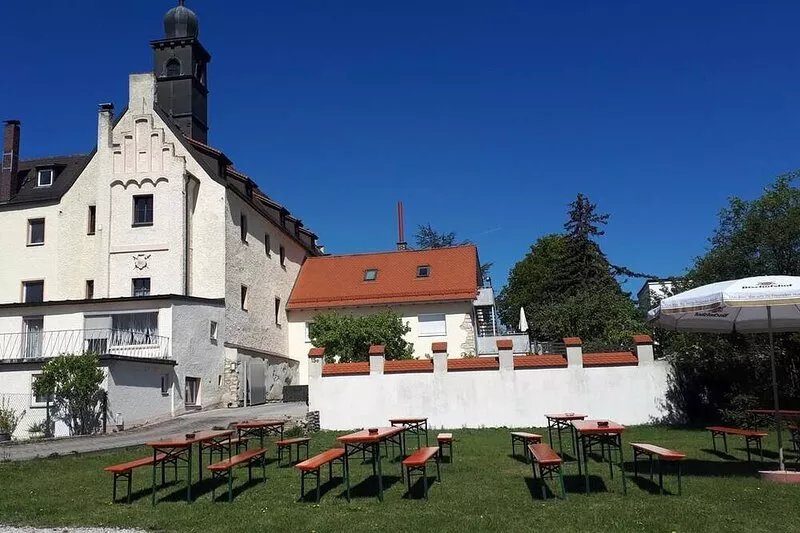Citycastle in centre of town,  4guests, parking, internet 2-3bedrooms