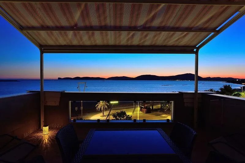 Prestigious penthouse by the sea with breathtaking panoramic views